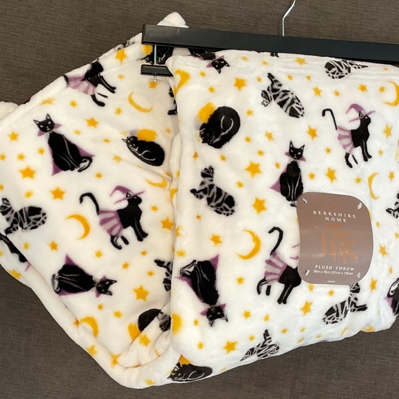 Berkshire Home HALLOWEEN Cat Plush Throw - Picture 6 of 6